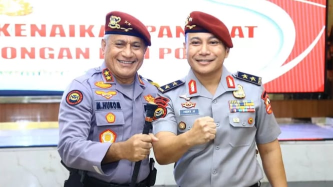 Irjen Pol Hery Heryawan foto bersama Irjen Pol Martinus Hukom usai acara kenaika