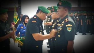 El coronel Bayu nombró oficialmente al rey Aibon como Caballero de la Tierra Guardiana Dandim Purvakarta