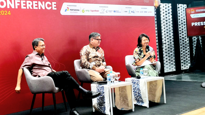 Direktur Eksekutif Indonesia Petroleum Association (IPA), Marjolijn Wajong, dalam konferensi pers di kawasan Kebayoran Baru, Jakarta Selatan, Selasa, 7 Mei 2024