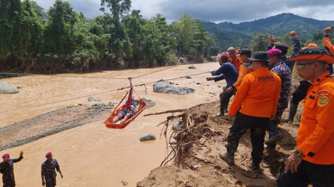 Proses evakuasi korban tewas akibar banjir dan longsor di Luwu. (Foto: Basarnas Sulsel).