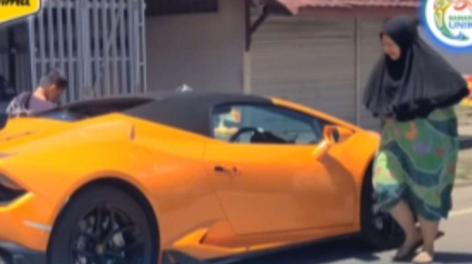Wanita berdaster naik Lamborghini