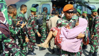 Un helicóptero de la Fuerza Aérea de Indonesia para evacuar a las víctimas de inundaciones y deslizamientos de tierra en Luwu