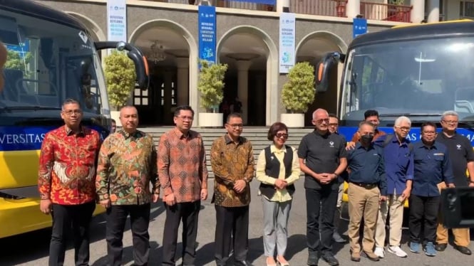 Kementerian Investasi dan PT. VKTR Hibahkan 3 Bus Listrik untuk UGM