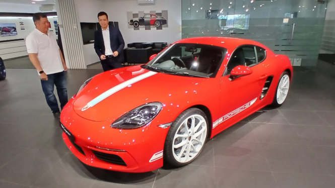 Mobil Porsche 718 Cayman yang dipamerkan di Porsche Center Surabaya.