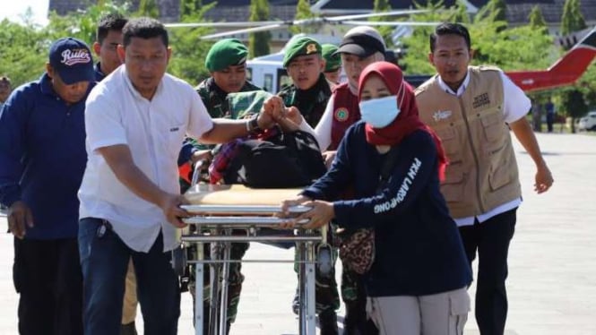 Tim gabungan membawa korban banjir yang sakit dari helikopter Bell BNPB menuju Pos Kesehatan di Pos Komando Utama Tanggap Darurat Banjir dan Tanah Longsor Kabupaten Luwu, Sulawesi Selatan, Rabu, 8 Mei 2024.