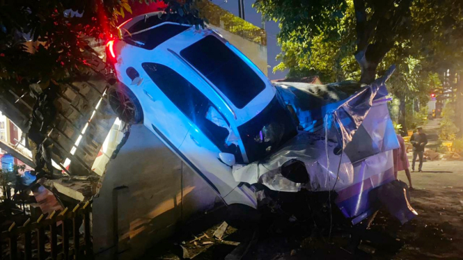 Mobil Porsche hantam tembok Markas Samapta Polrestabes Medan.(istimewa/VIVA)