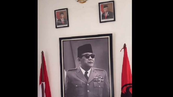 Una fotografía del presidente Jokowi se exhibe en la oficina del DPD del PDIP de Sumatra del Norte.