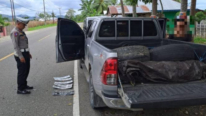 Polisi tangkap mobil pakai pelat merah bawa miras 1 ton di Gorontalo. (Dok. Humas Polres Gorontalo)