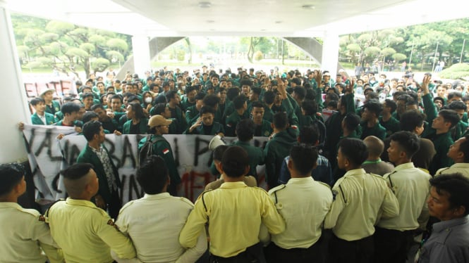 Mahasiswa USU unjuk rasa protes kenaikan UKT.(B.S.Putra/VIVA)