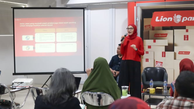 [dok. Pelatihan mengenai kemasan produk untuk mitra UMKM Wiranesia yang disampaikan oleh Marysha Djafar, Head of Business Development Lion Parcel yang dilaksanakan di Lion Parcel HQ, Kedoya, Jakarta Barat]