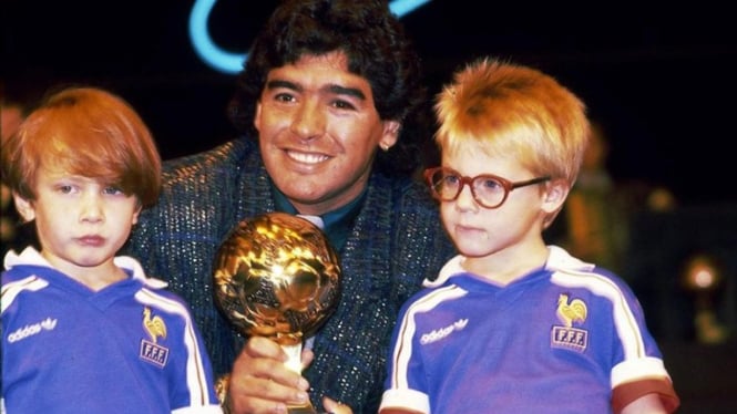 Trofi Bola Emas Adidas milik Diego Maradona akan dilelang.