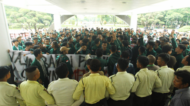 Aksi unjuk rasa mahasiswa USU terkait kenaikan UKT.(B.S.Putra/VIVA) 