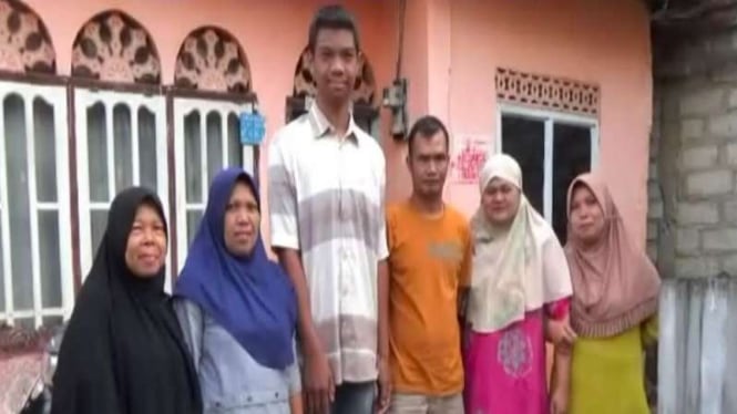 Sagil, siswa SD yang memiliki tinggi 2 meter, dari Jambi.