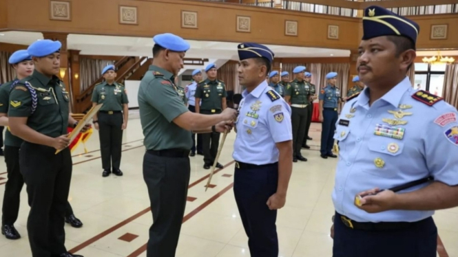 VIVA Militer: Danpaspampres sematkan Brevet Kehormatan ke 28 Perwira TNI AU