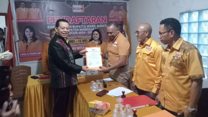 Wakil Bupati Manggarai Heribertus Ngabut daftar di Kantor Partai Hanura