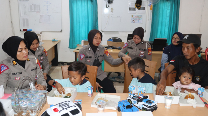 Una mujer policía del departamento de tráfico de Depok vino a visitar al niño viral que lloraba de hambre.