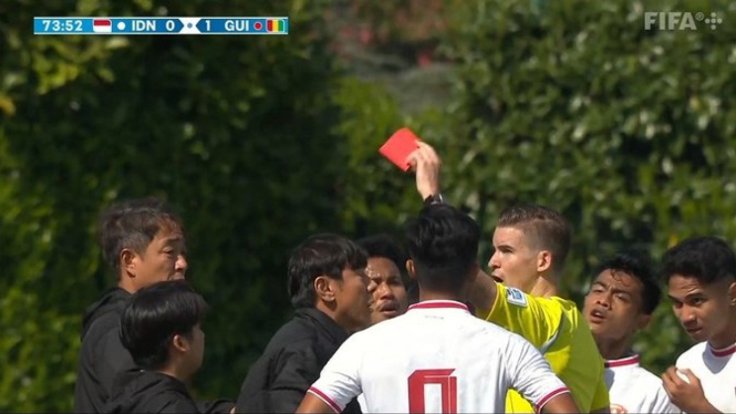 Wasit asal Prancis Francois Letexier memberikan kartu merah untuk Shin Tae-yong