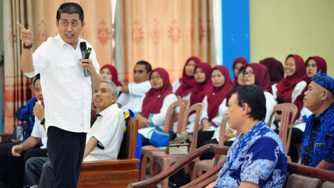 Kepala sekolah dan guru binaan mengikuti seminar motivasi.