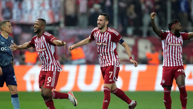 Pemain Olympiakos rayakan gol