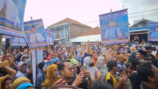 Massa menggeruduk rumah crazy rich Brebes Benny Susanto minta nyalon bupati