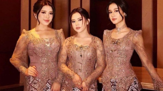 Tiara Andini, Ziva Magnolia y Keysia Levronka en la boda de Rizky y Mahalini