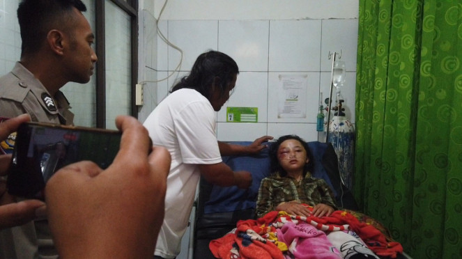 Olga korban selamat dalam aksi Curas mendapat perawatan di Puskesmas Cikajang 