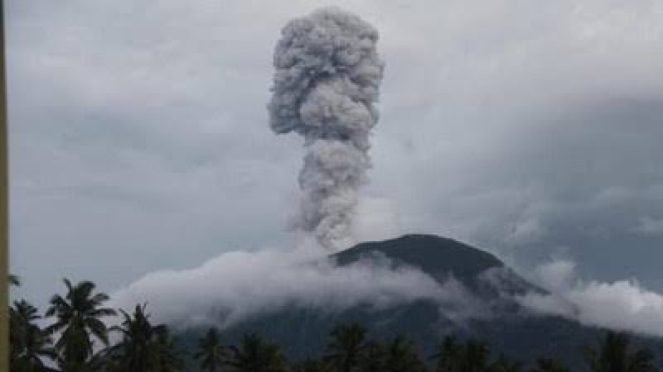 O Monte Ibu está em erupção em Halmahera Ocidental.  (Doc. BNPB