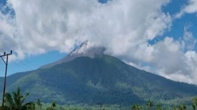 Arsip - Visual erupsi Gunung Lewotobi Laki-laki di Flores Timur, NTT, Kamis, 2 Mei 2024.