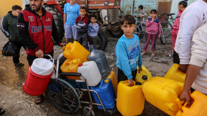 Warga Gaza Antri Untuk Mendapatkan Air Bersih (Doc: The New Arab)