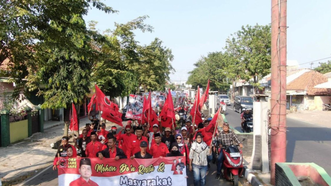 La multitud acompañó a Narjo a registrar su candidatura a regente de Brebes ante el PDIP