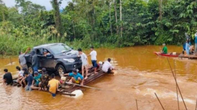 Warga korban banjir bergotong royong menyeberangkan kendaraan mereka menggunakan rakit anyaman dari bambu dan kayu di Konawe Utara, Sulawesi Tenggara, Jumat, 10 Mei 2024.