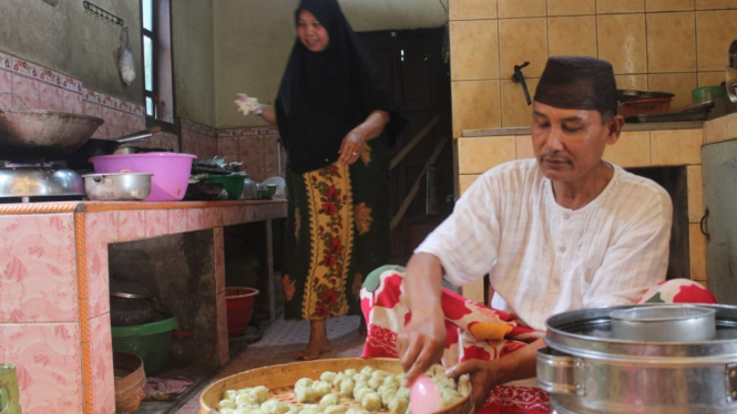 Mufid Asnawi dan istri, pasutri di Trenggalek mampu berhaji berkat jualan pentol.