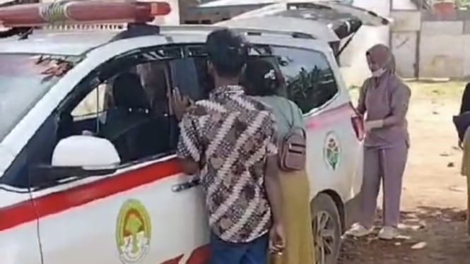 Seorang wanita terpaksa melahirkan di dalam mobil ambulance yang akan membawanya bersalin ke rumah sakit, saat berada di jalan Desa Sungai Nanjung Kecamatan Matan Hilir Selatan, pada Jumat 10 Mei 2024 pukul 13.30 WIB.
