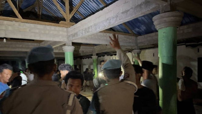 Warga merusak sebuah pondok pesantren di Lombok Barat (Satria)
