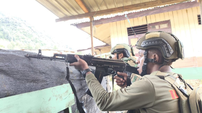 Aparat gabungan TNI-Polri saat melakukan perlawanan terhadap KKB