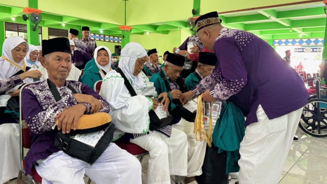 Jemaah calon haji kloter pertama Embarkasi Solo asal Kabupaten Temanggung tiba di Asrama Haji Donohudan, Boyolali, Sabtu, 11 Mei 2024