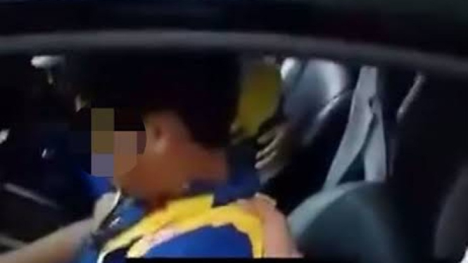 Tangkapan layar video viral dua dokter di Makassar selingkuh dalam mobil di parkiran. (Tangkapan layar video viral).