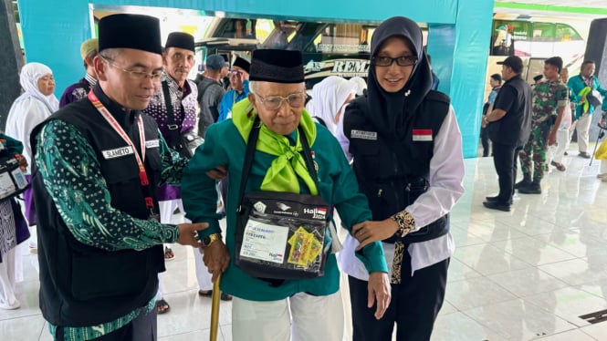 Jemaah calon haji lansia kloter 1 Embarkasi Solo asal Temanggung ketika masuk ke Asrama Haji Donohudan, Boyolali, Sabtu, 11 Mei 2024.
