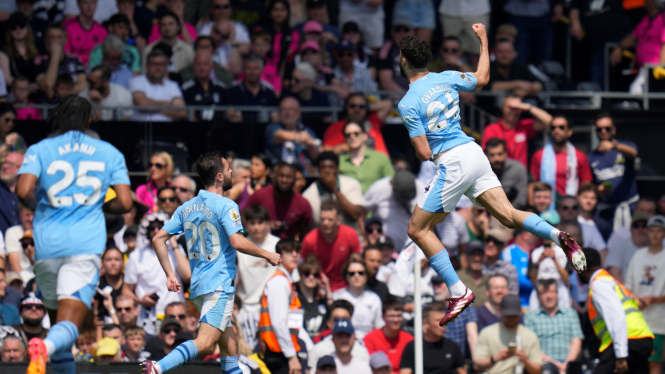 Pemain Manchester City, Josko Gvardiol rayakan gol.