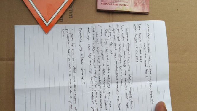 Penemuan mayat bayi laki-laki dan selembar surat di dalam tas jinjing yang ditaruh di atas mobil pick up. 