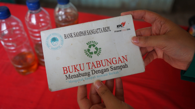 Buku tabungan 'menabung dengan sampah' di Sangatta