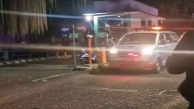Mobil ambulans yang membawa korban kecelakaan bus pariwisata di Ciater Subang 