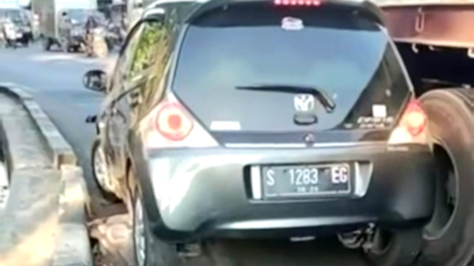 Honda Brio Terserempet Bodi Truk