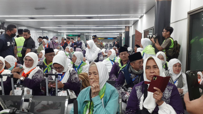 Jamaah haji kloter pertama tiba di area Makkah Route, Bandara Soetta, Tangerang