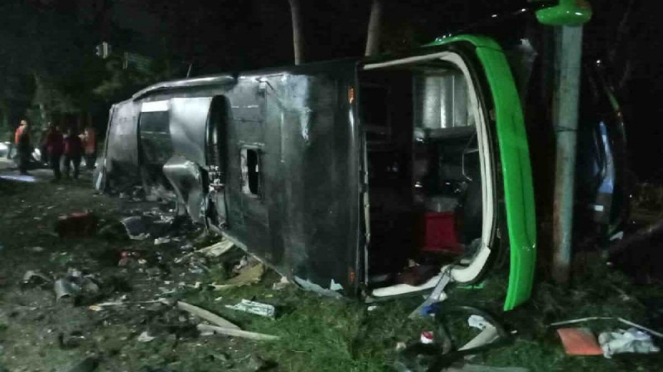 Un autobús turístico volcado en Siateri Subang