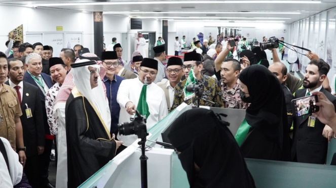 Menag Yaqut Cholil Qoumas meninjau fasilitas fast track jemaah haji di Soetta