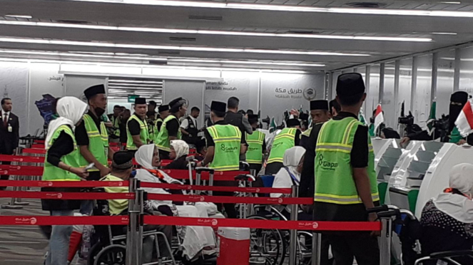 Jamaah haji melakukan proses keimigrasian di Makkah Route