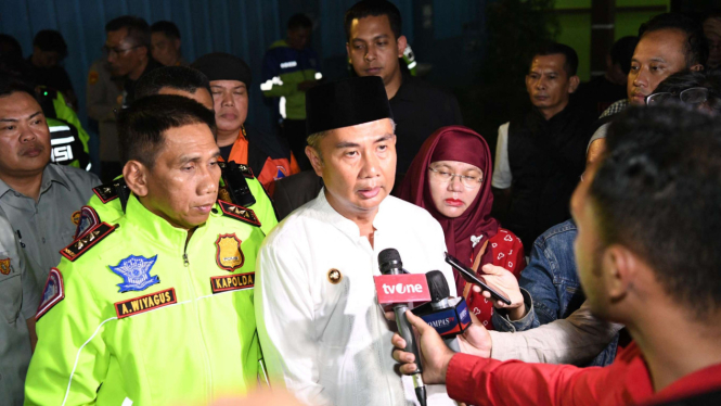 Penjabat Gubernur Jabar Bey Machmudin cek kondisi korban kecelakaan bust maut