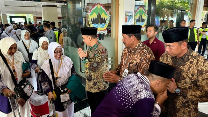 Wamenag Saiful Rahmat Dasuki melepas keberangkatan jemaah cLon haji kloter 1 Embarkasi Solo di Asrama Haji Donohudan, Boyolali, Minggu, 12 Mei 2024.