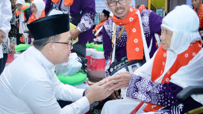 Pj Gubernur Jatim Adhy Karyono saat melepas calon jemaah haji Kloter 1 Embarkasi Surabaya.